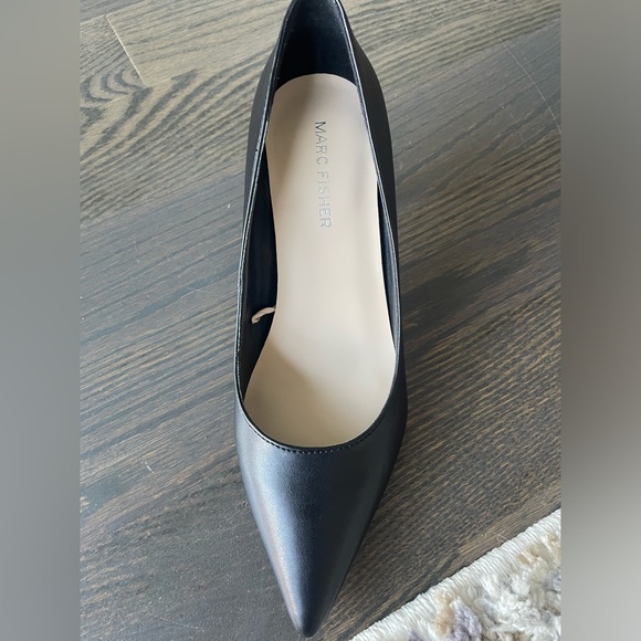 Marc Fisher pointed toe heel - Picture 2 of 5